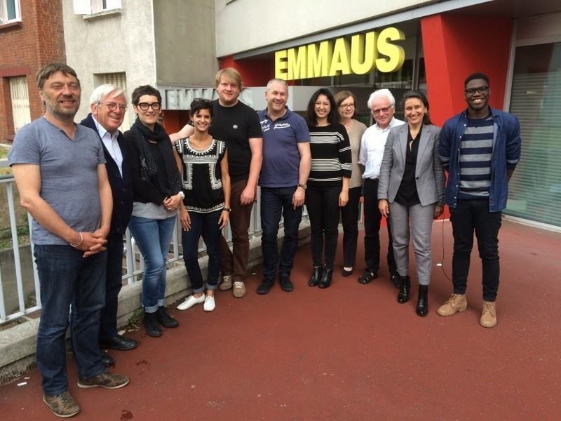 El 28 de junio de 2016, los diez cofundadores de Label Emmaüs se reunieron para firmar los estatutos de esta cooperativa. El movimiento Emaús ha decidido crear una estructura jurídica independiente para poner en marcha el proyecto, en parte para respetar la normativa fiscal de la actividad del comercio electrónico y en parte para integrar en la gobernanza de la estructura a todas las partes interesadas en esta iniciativa. La SCIC (cooperativa de interés general, según el Derecho francés) constituye una forma jurídica que está a medio camino entre una asociación y una sociedad mercantil.