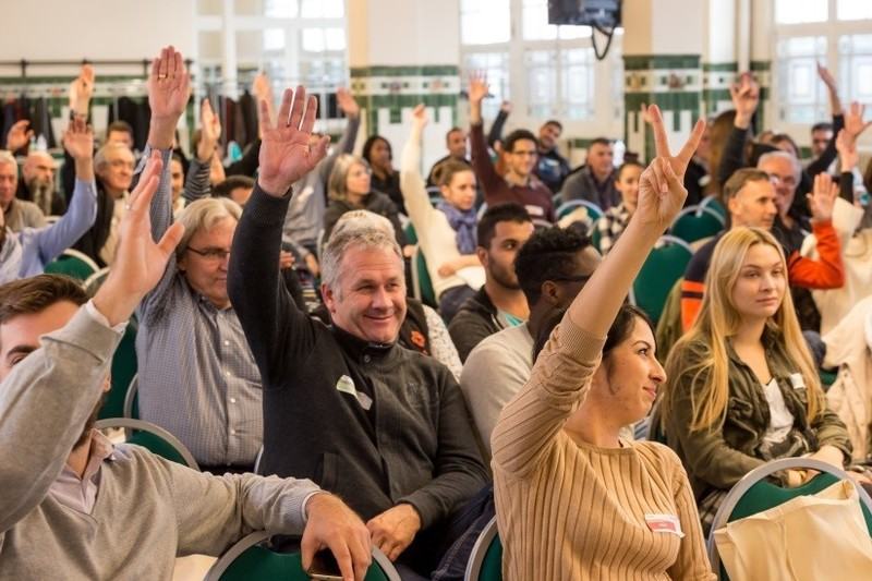 El 3 de noviembre de 2016 se celebró la primera Asamblea General de la cooperativa Label Emmaüs en el edificio del Palais de la Femme, al que acudieron 113 personas, procedentes de los 5 Colegios de Votación de la cooperativa; 122 miembros fueron elegidos por los 10 fundadores de la cooperativa y 12 personas fueron designadas para el Consejo de Vigilancia.