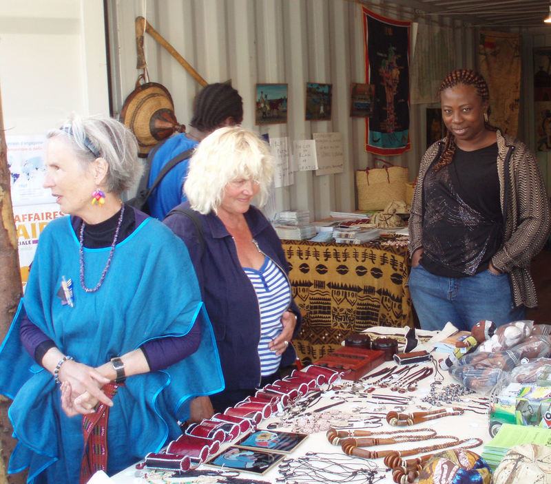 Hemos tenido la oportunidad de visitar asociaciones miembro de Emaús Internacional a las que compramos productos artesanales. Por ejemplo:rn-ten diciembre de 2004 participamos en un trabajo en Benín;rn-tdurante el verano de 2009, Aïcha Bintou Sissoko de Pag-la-Yiri vino a nuestra asociación para dar conferencias;rn-ta finales de 2010 fuimos a Pag-La-Yiri, en Burkina Faso.