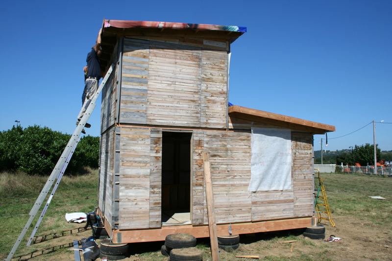 Thanks to a sharing of know-how in the domain of eco-construction and re-use of wood, keeping up to date with modern concerns, the project is environmentally-friendly. rnrnAware of the housing problem and the issue of the huge wastage of perfectly good wood this partnership unites these two problems and solves them both in one fell swoop!