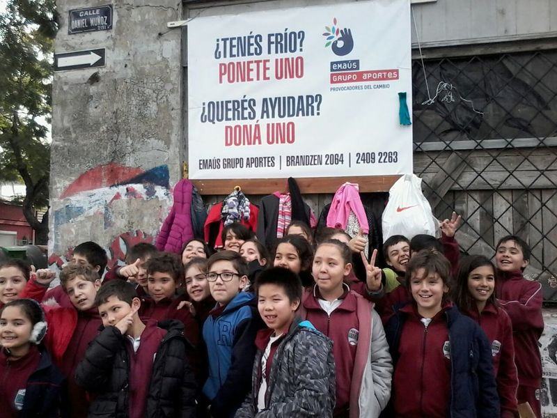 La difusión estuvo presente en todas las etapas.rnrnAlumnos del Liceo Forward hacen campaña del abrigo y colaboran con el Perchero SolidariornrnAlumnos escolares y liceos todos los viernes del mes, colaborando con el perchero solidario.