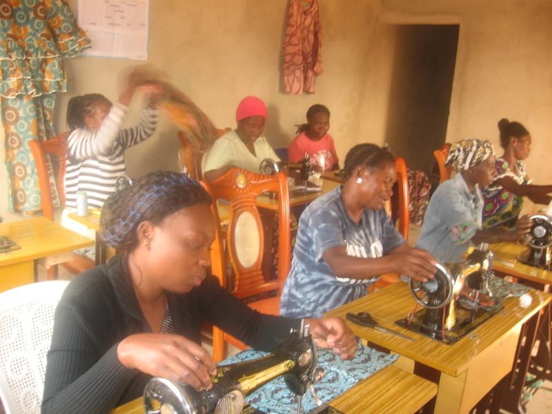 La formation professionnelle en coupe et couture de 30 femmes.