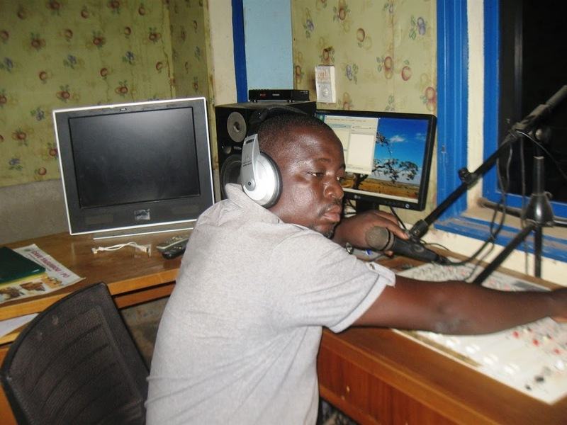 C’est ainsi que la première convention avec le Conseil Supérieur de la Communication (CSC) a été signée le 18 octobre 2007.rnrnEt radio PAG-LA-YIRI émet officiellement depuis le 08 février 2009.