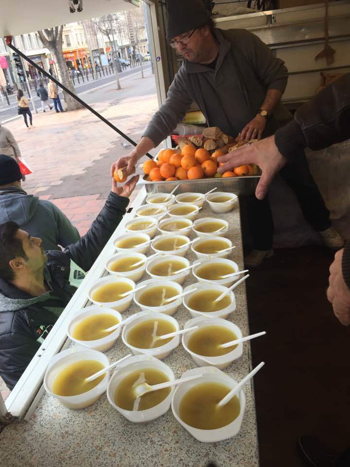 In addition to the breakfast we asked an association that works with women from North Africa to prepare a vegetable soup for lunch and the van now stays parked up until 11.30am serving the ‘Abbé Pierre soup’.