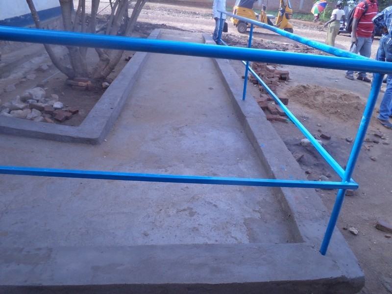 Rampa de acceso con pasamanos, instalada en la capital del municipio de Gihosha.