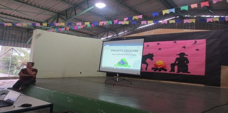 L’équipe d’Emmaüs fait une présentation à l’école et explique aux élèves ce qu’est le Projet EDUCARE et Emmaüs.rnLes élèves et les professeurs visitent la communauté du quartier des Palmeiras – Cachoeira Paulista – SP et le bazar du quartier de Vila Carmem.