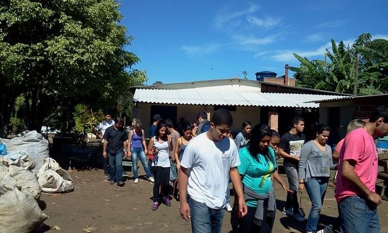 Los alumnos y sus profesores realizan en el colegio un proyecto para trabajar con los temas presentados.