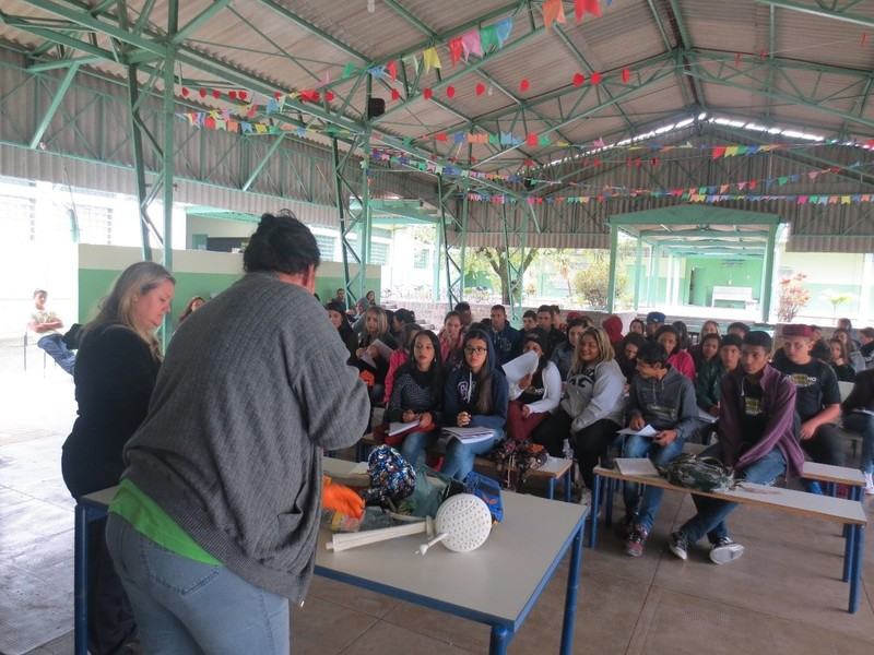 Les élèves et les enseignants retournent à la communauté pour appliquer le projet ou demandent à Emmaüs de revenir à l’école.