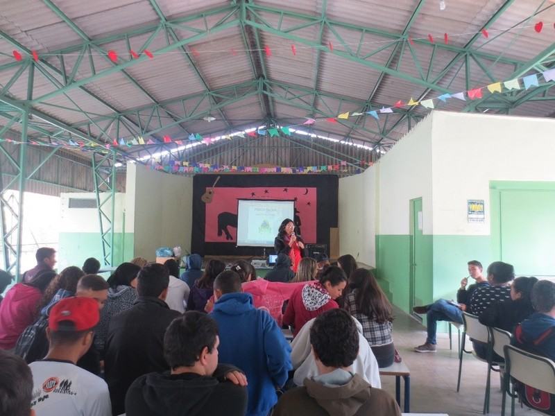 Les élèves et les enseignants proposent une action continue de l’école pour le partenariat avec la communauté Emmaüs.