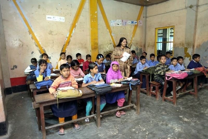 In 2002, we started 5 schools (150 children) in 5 different villages around Thanapara. rn(photo Didier Gentilhomme)