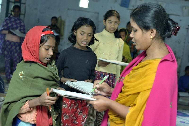 This year (2017), we have 43 school (1262 children) in about 20 villages in Thanapara’s surroundings.rn(photo Didier Gentilhomme)