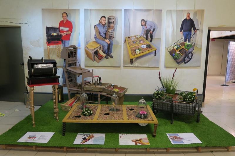 The companions and ESAAB students’ collaboration made it possible to reconcile two nearly contradictory terms: “recovery” and “hijacking”. The legitimacy of the Emmaus movement is based on ragpicking, collecting and recuperating things that society has discarded to give them renewed value and enable people to recover the dignity in their lives. The ESAAB students reuse everyday objects to create new artworks, disseminating a new message which is often very different from the original message. We are involved in a form of satirical parody which reuses or imitates the original work.