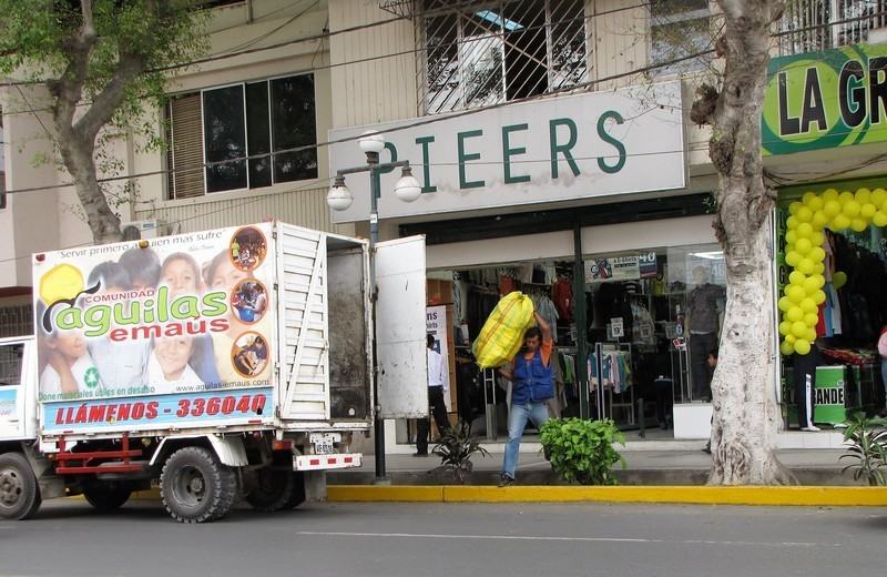 Esta labor pasa por varias etapas: rnEn principio se establecen contactos con las diversas instituciones o empresas, se coordina con el gerente o director a quien se le explica lo importante para el medio ambiente, el manejo adecuado de los residuos y la normativa vigente en materia de manejo de residuos emitida por el Ministerio del ambiente.