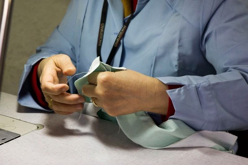 Au départ, l’atelier couture était dédié à la retouche sur vêtements abîmés.