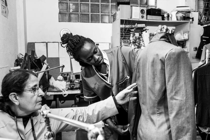 Progressivement nos couturiers ont fait le choix de détourner ces vêtements pour en créer de nouveaux ou des accessoires tels que des sacs et des pochettes.