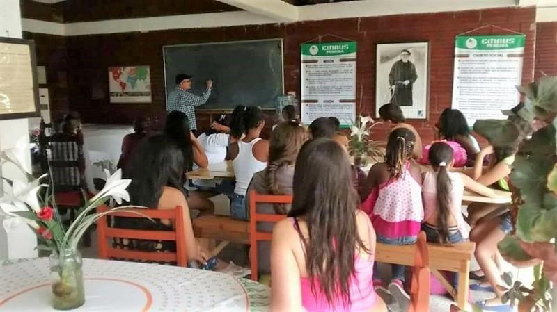 En 2012, Emmaüs Pereira met en place un cycle de visites destiné aux élèves d’écoles et collèges publiques dans le cadre d’un programme environnemental leur permettant d’apprendre à recycler, à préserver l’environnement et à utiliser les ressources naturelles de façon adéquate.