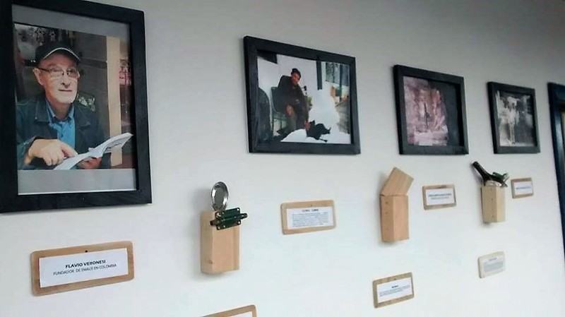 Les visites, organisées selon les directives des écoles, proposaient aux élèves un parcours à travers la communauté pour découvrir les semis, l’élevage d’animaux, la collecte des eaux de pluie, le hangar où étaient entreposés les articles donnés pour être recyclés, les ateliers de menuiserie et de restauration, le processus de sélection des articles puis leur mise en vente.