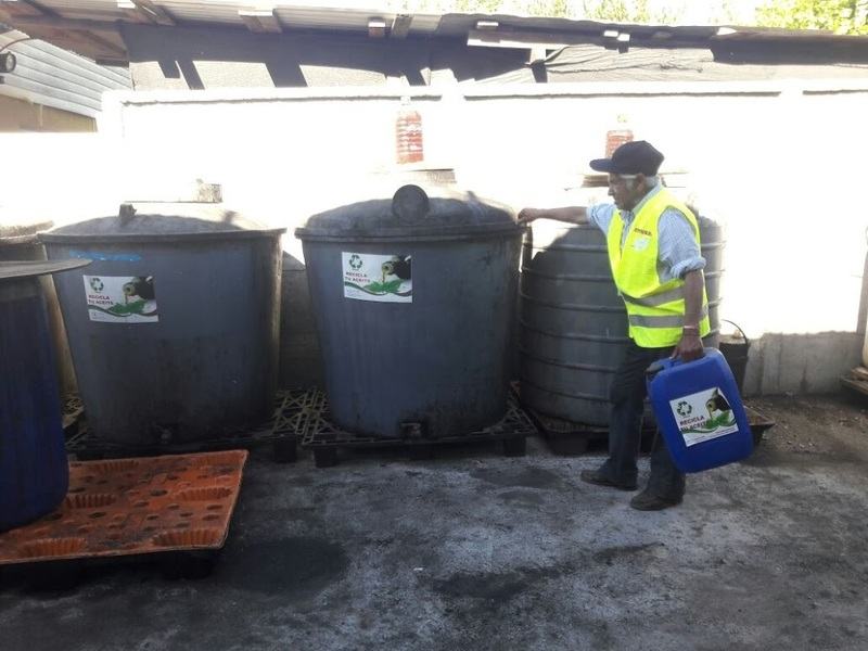 Generar la infraestructura adecuada para poner en marcha el trabajo práctico. Locales, vehículos y herramientas. Esto en función de la seguridad de los compañeros (planes de contingencia) y contar con las certificaciones sanitarias para operar. Se cuenta con la resolución sanitaria del servicio de salud tanto de Región metropolitana como de Concepción. En Concepción se cuenta con una camioneta con capacidad de carga de 500 kg y un camión con capacidad de carga de 3500 kg., además contamos en la Región Metropolitana y Concepción con depósitos plásticos de 20, 60, 200 y 1000 litros para el retiro y acopio del aceite. Para el filtrado contamos con una bomba eléctrica y filtros para su depuración.