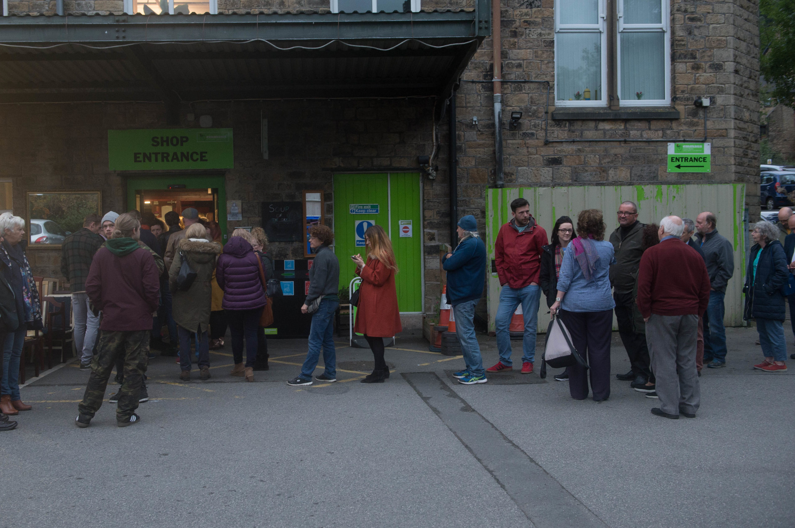 Les participants font la queue pour la Mossley SOUP #6