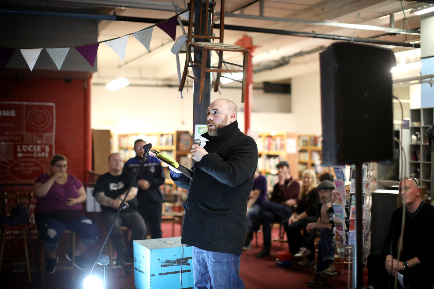 Symon Randall presentando en Mossley Town Team Stewards at Mossley SOUP #4 ©Postbox Photography Studio