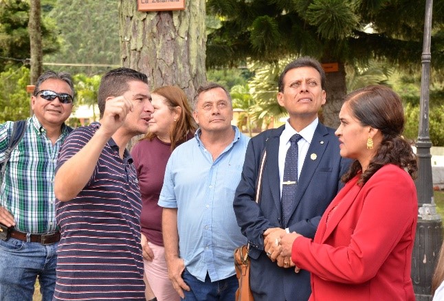 Seis meses atrás del primer encuentro se empezó la iniciativa, reuniéndonos con cada uno de los alcaldes en sus municipios tanto en Perú como en Colombia y planteándoles la necesidad de un hermanamiento de las ci�s para beneficio de estas. Se creó una agenda y se les envió para que la analizaran y la enriquecieran con temas de interés para ambos.