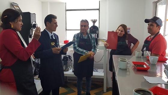 Dos meses después se contestó la visita por parte del alcalde de la Celia formando parte de su comitiva la secretaria de desarrollo rural y comunitario, secretaria de gobernó y servicios administrativos.