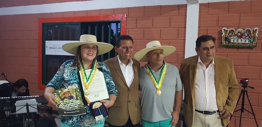 Les compagnons d’Emmaüs Pereira, décorés par le maire de la municipalité de La Arena Piura de la médaille citoyenne, la plus haute distinction, et nommés fils illustres de la municipalité du district de La Arena Piura.