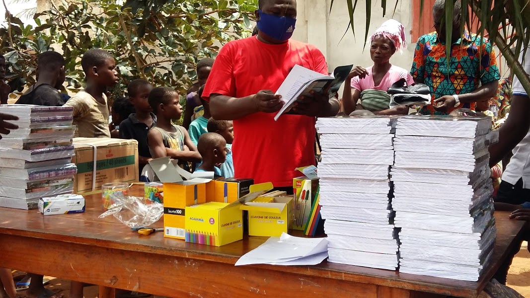 A chaque début d'année scolaire, les aides des communautés amies permettent à M.A.R.S. de distribuer des fournitures scolaires aux enfants en situation difficile.