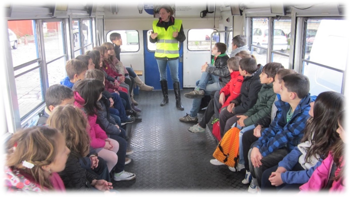 - Del 2012 al 2018: empezamos a trabajar con la Mancomunidad de la Comarca de Pamplona. Las visitas las hacía una persona de Traperos junto a un educador/a de la Mancomunidad y ofertamos la visita a todos los colegios de la comarca, pero con una frecuencia de 2 visitas /mes.