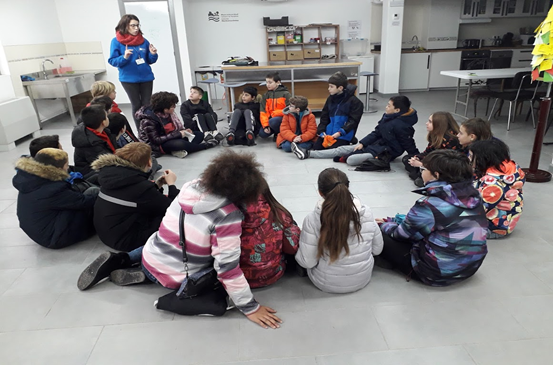 Al año nos visitan en torno a 900 escolares. La visita enseñaba el proceso de trabajo de todas las áreas y algunas actividades en torno a los RAEE. Se hacía un taller de reparación de un enchufe y se veía un vídeo sobre el correcto Reciclaje de los RAEE.