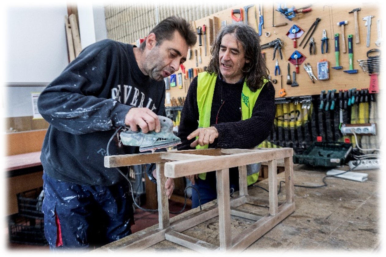 -2015: Apertura del Taller de Autorreparación Arréglatelas con tres espacios. Zona carpintería, zona de electricidad y zona de bicicletas/mecánica.