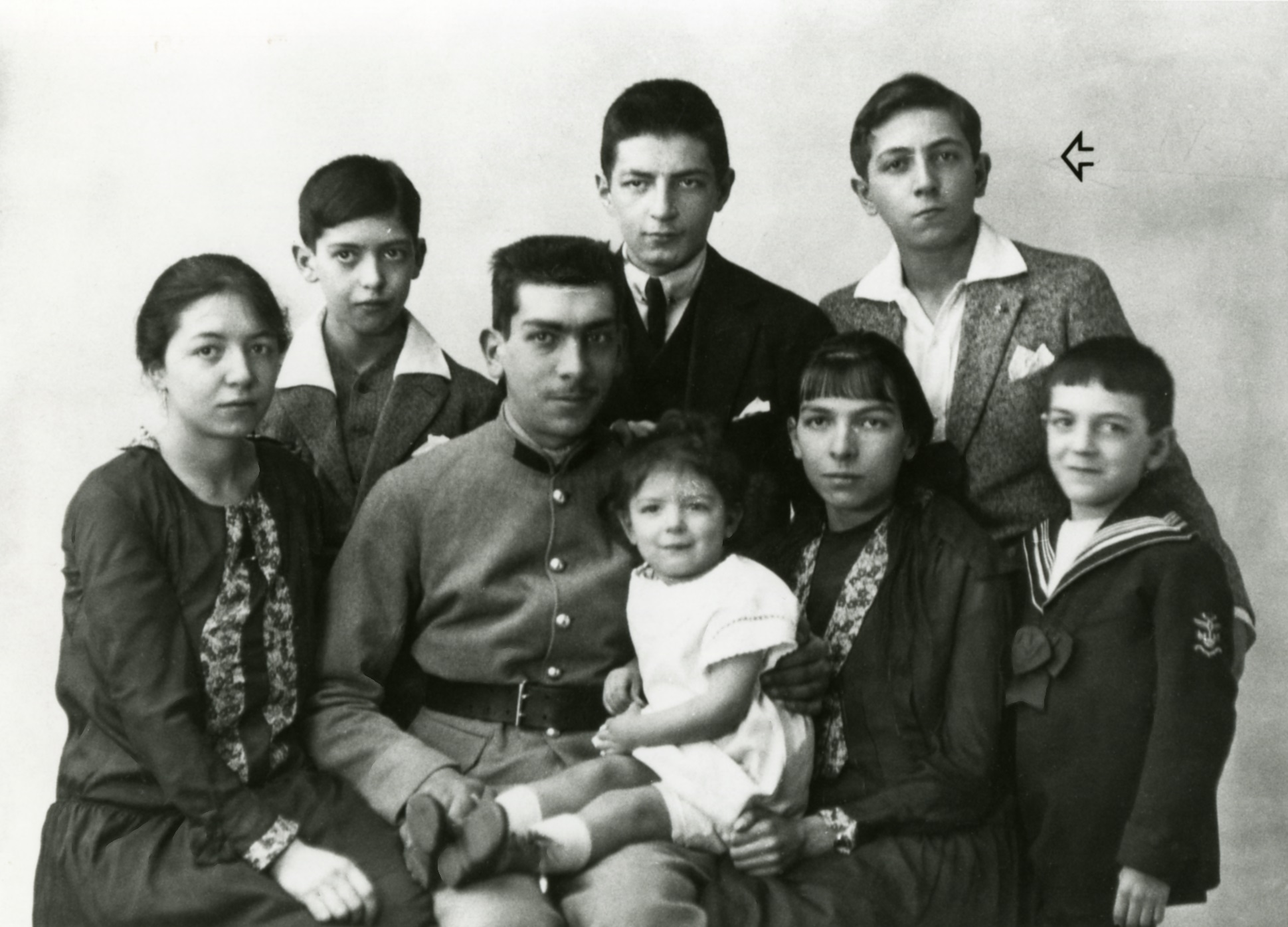 Henri Grouès, avec ses 4 frères (Emmanuel, Léon, Daniel et Pierre) et ses 3 sœurs (Elisabeth, Noëlle et Anne-Marie), 1922. ©Emmaüs International