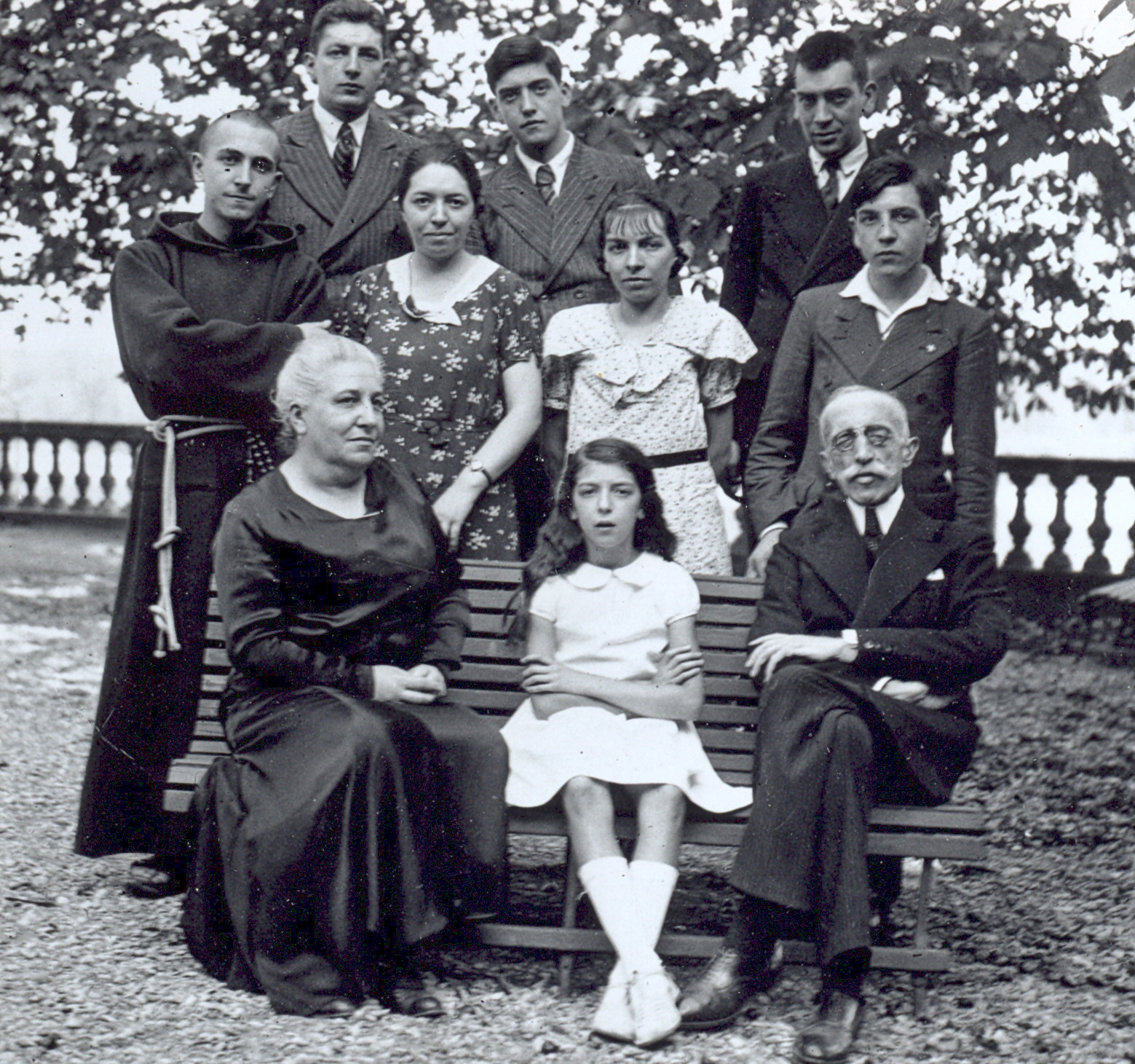 Photographie de frère Philippe, alias Henri Grouès, avec ses 4 frères (Emmanuel, Léon, Daniel et Pierre), ses 3 sœurs (Elisabeth, Noëlle et Anne-Marie) et ses parents, 1934. ©Emmaüs International