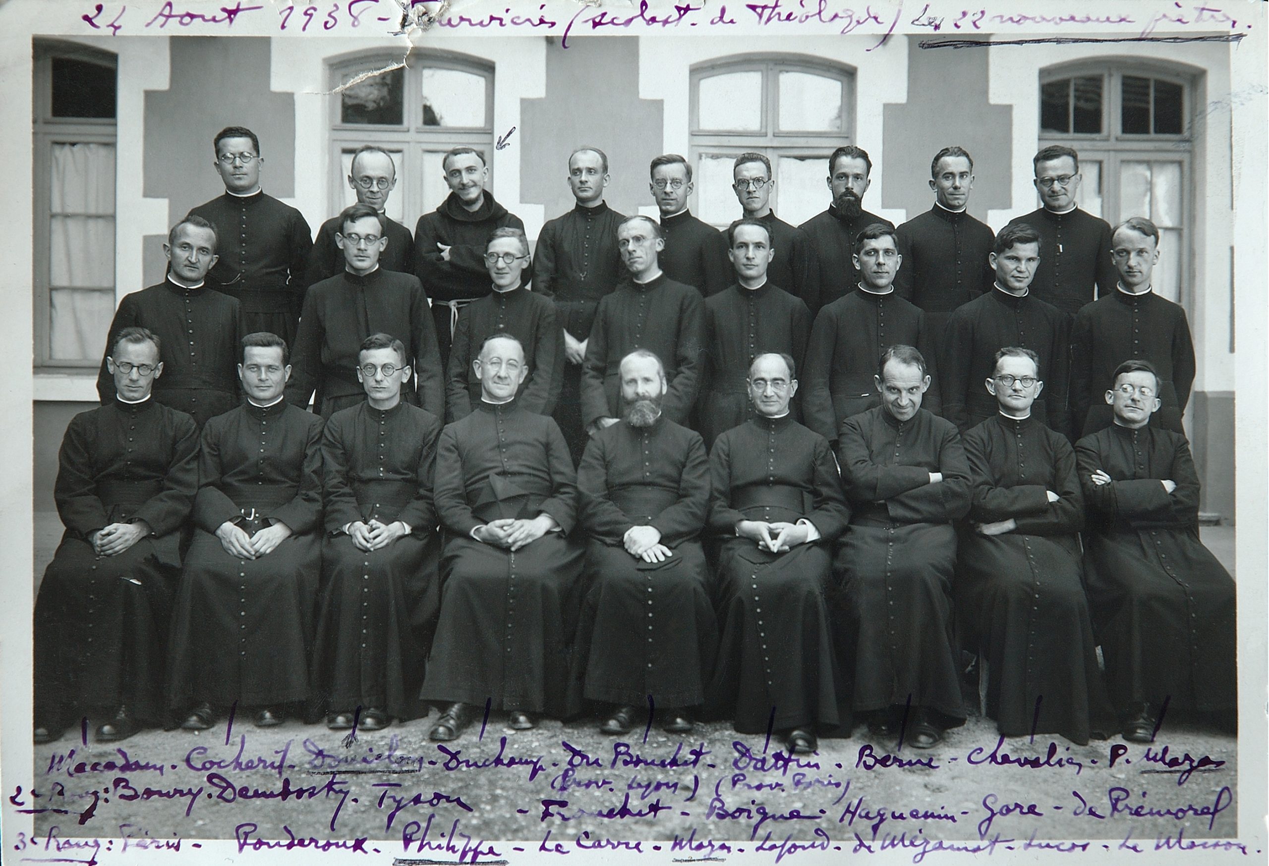 Frère Philippe parmi les nouveaux prêtres au scolasticat de théologie de Fourvière (Lyon), 24 août 1938. ©Emmaüs International