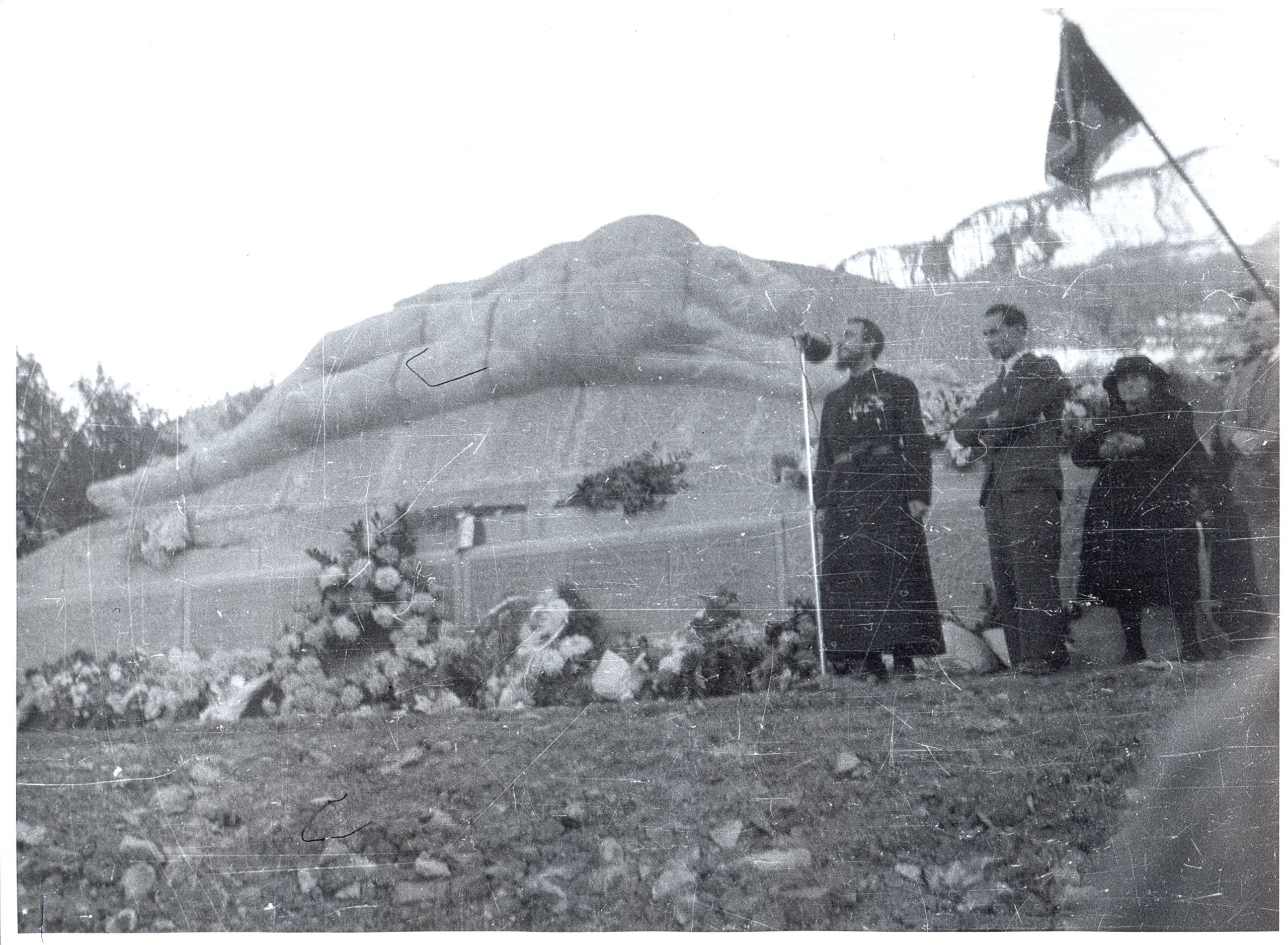 L’abbé Pierre rendant hommage à ses compagnons du maquis lors de l’inauguration du monument du souvenir à Malleval (Vercors), 9 novembre 1947. ©Emmaüs International