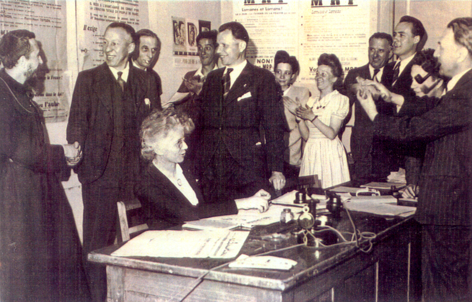 Résultats des élections au bureau du M.R.P. à Nancy en présence de l’abbé Pierre et de Lucie Coutaz, 1946. ©Robert Lenard