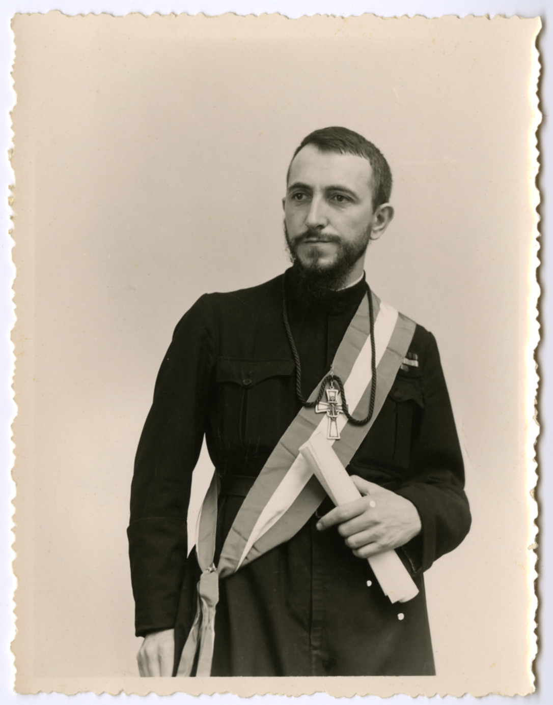Portrait de l’abbé Pierre, député, portant la croix d’aumônier de marine, l’écharpe tricolore, ses décorations militaires et l’insigne de député. ©Emmaüs International