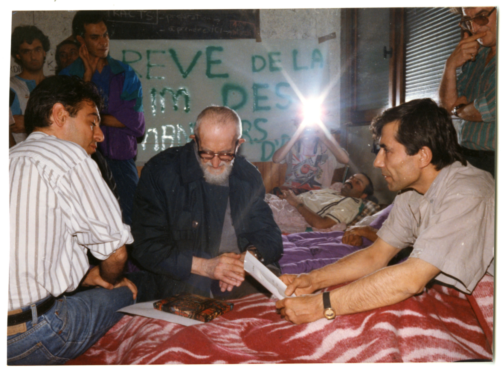 L’abbé Pierre à l’église Saint-Joseph (Paris, 11e), aux côtés de 200 « déboutés du droit d’asile » en grève de la faim, 20 - 21 mai 1991. ©Emmaüs International