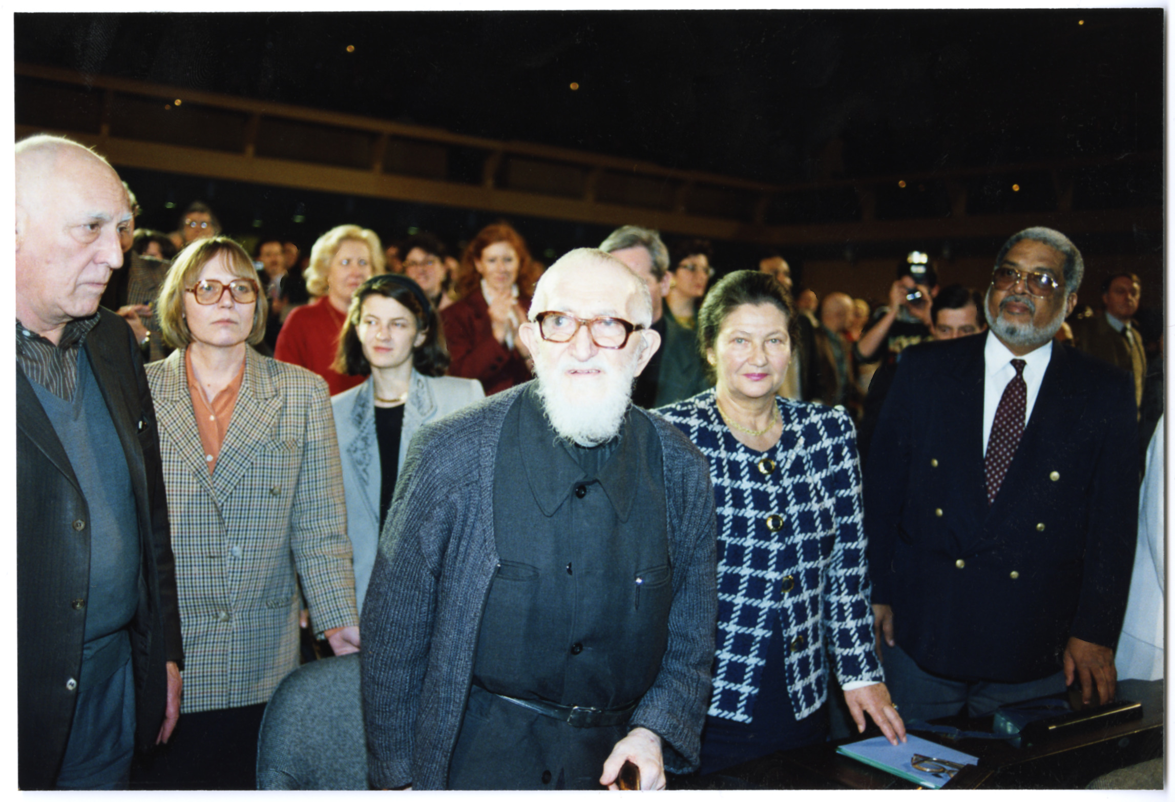 L'abbé Pierre au colloque « Pour le combat de l'abbé Pierre » au siège de l’UNESCO à Paris, 26 avril 1994. ©Emmaüs International