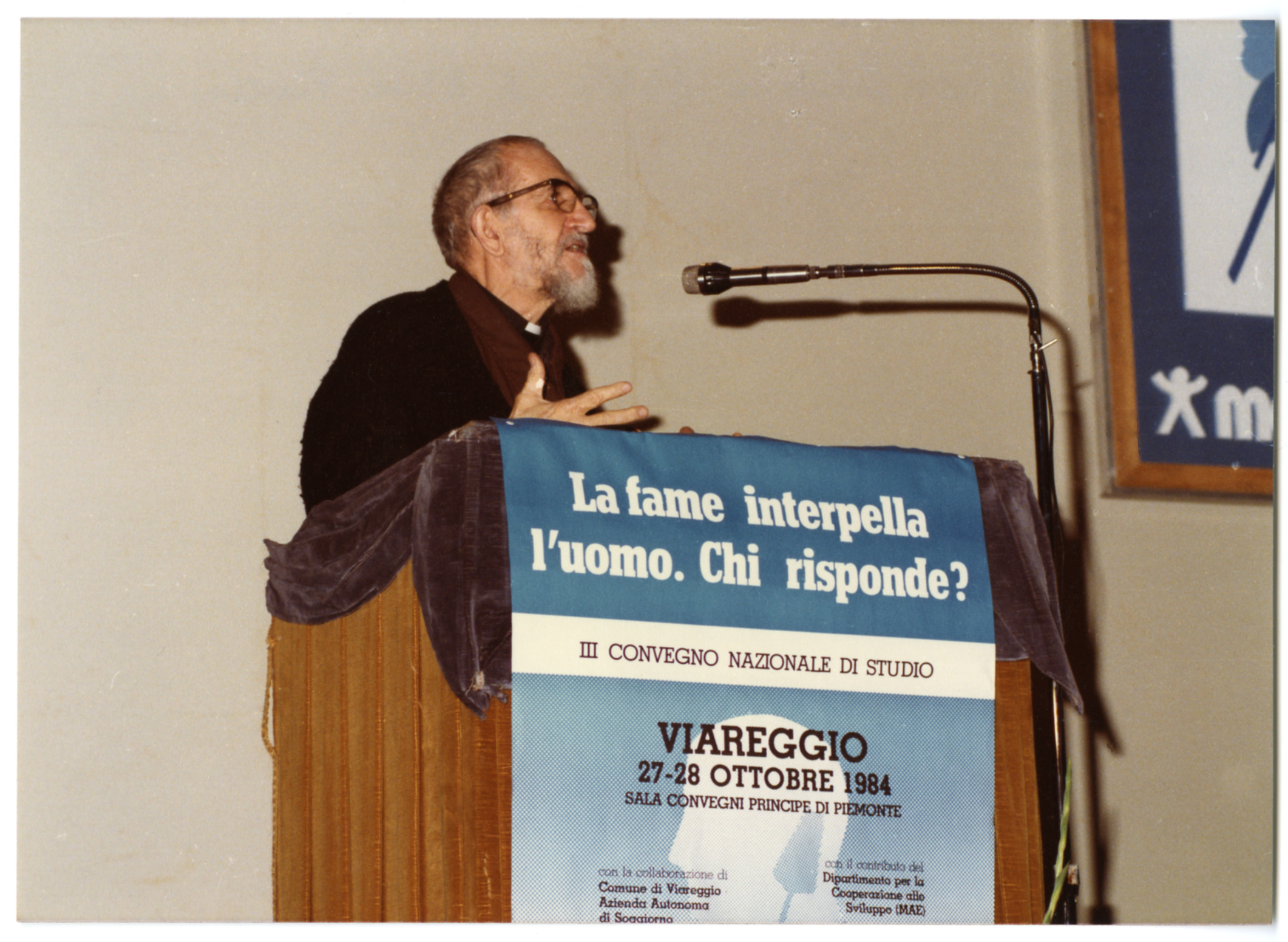 Conférence de l'abbé Pierre à Viareggio (Italie) sur la Faim, « la fame interpella l’uomo, chi risponde ? », 23 octobre 1984. ©Emmaüs International