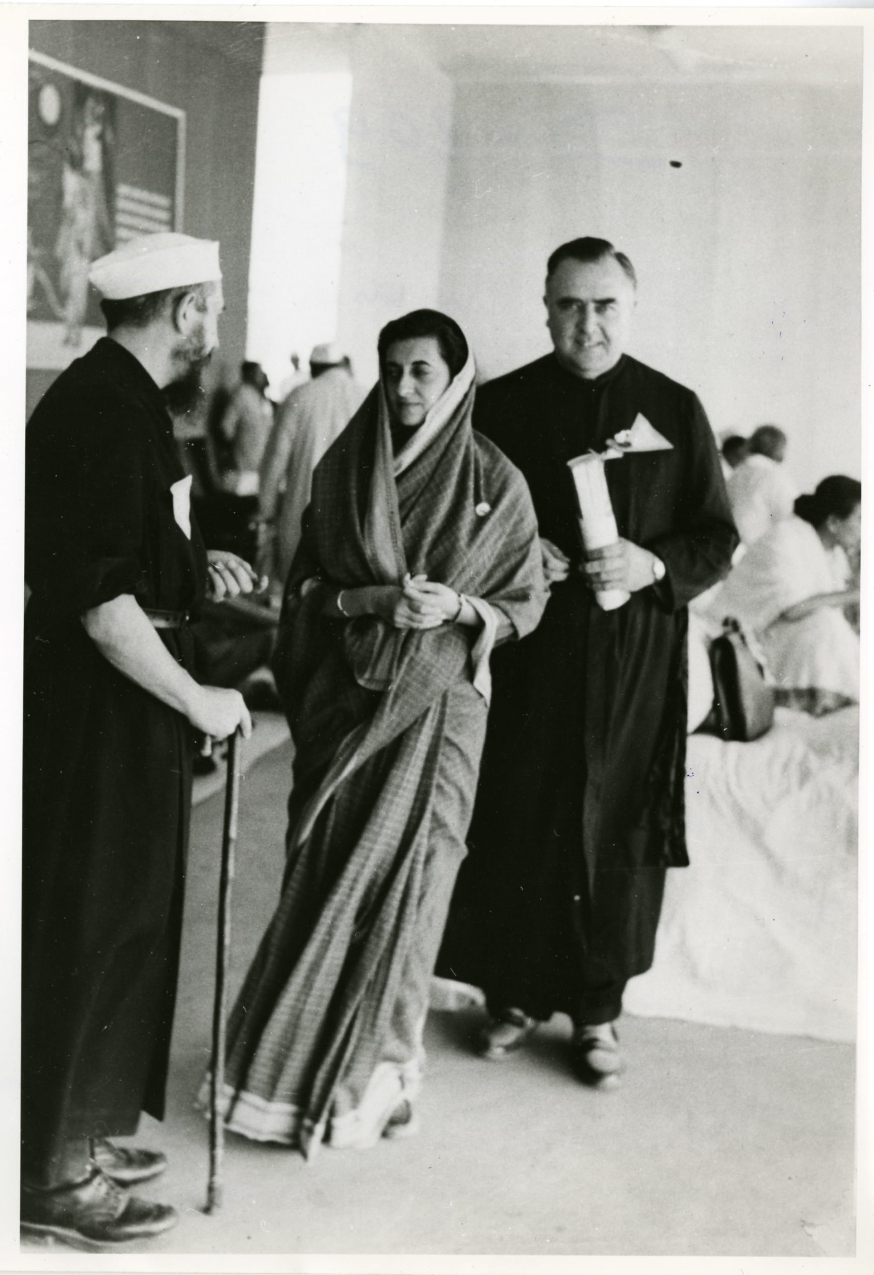 L’abbé Pierre avec Indira Gandhi, lors de la « Anti Nuclear Arms Convention » à New-Delhi (Inde), [16-18] juin 1962. ©Emmaüs International