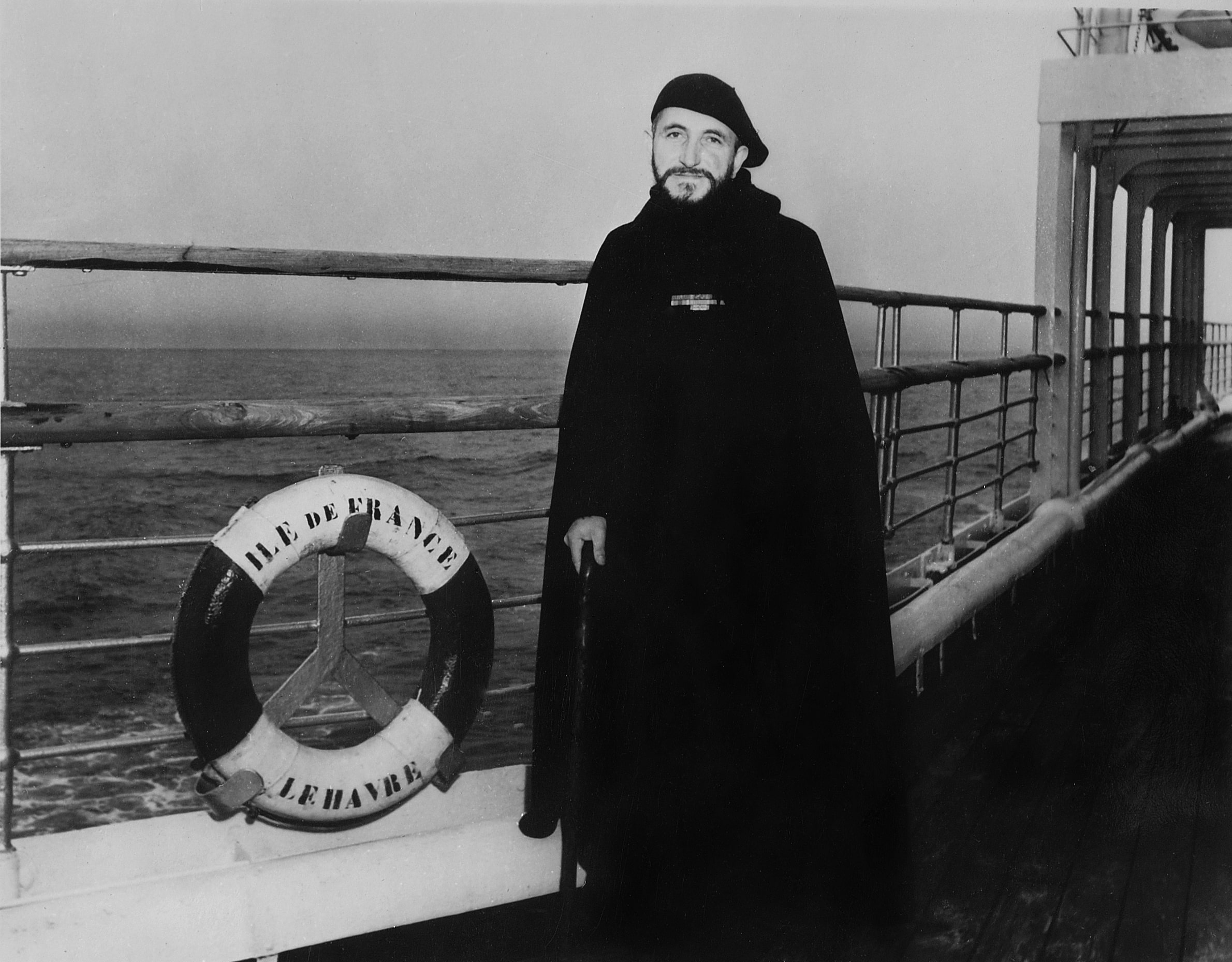 L’abbé Pierre sur le bateau « Ile-de-France » en partance pour les Etats-Unis, avril 1955. ©Emmaüs International