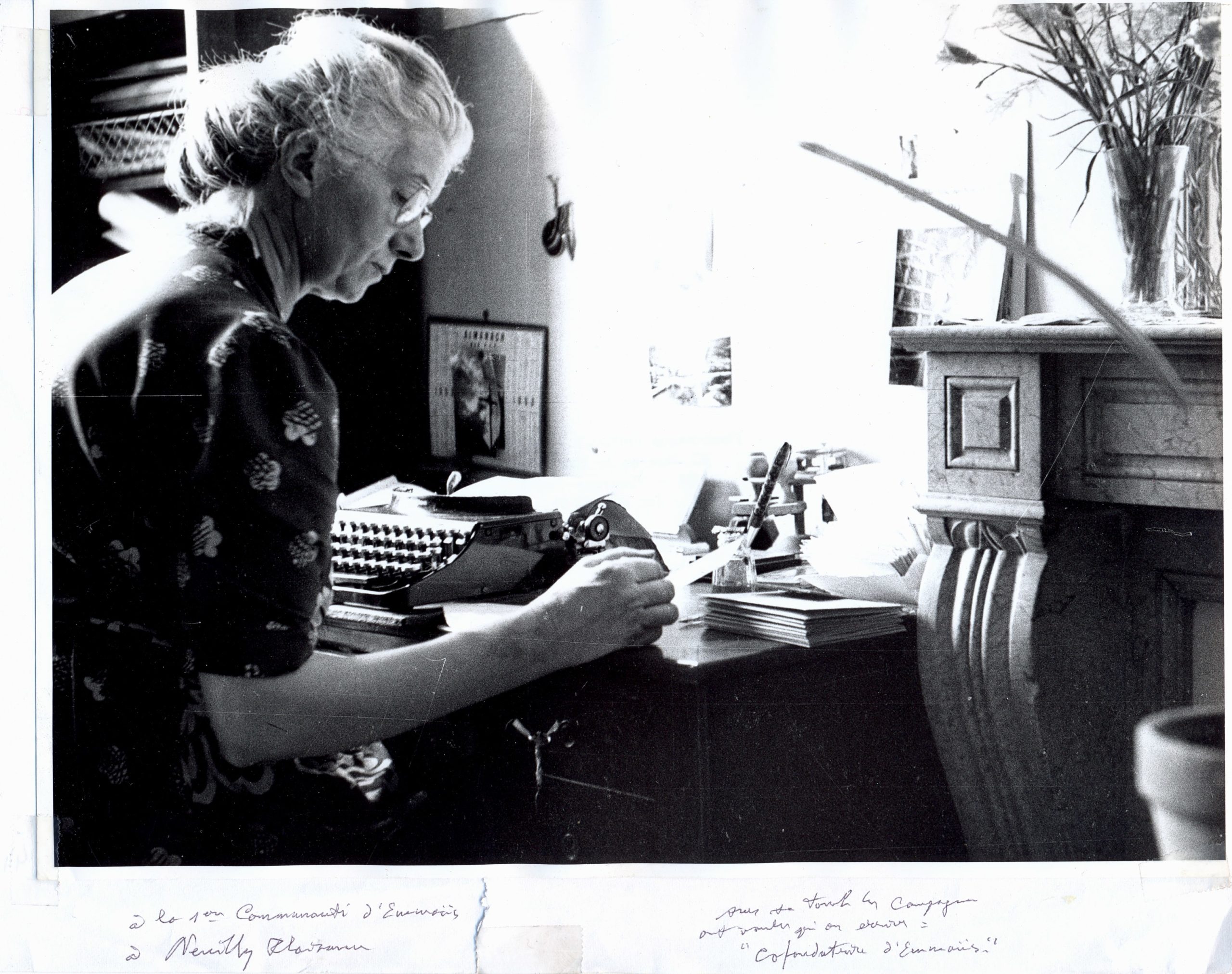Lucie Coutaz à son bureau à la communauté Emmaüs à Neuilly-Plaisance, [années 1950]. ©Emmaüs International