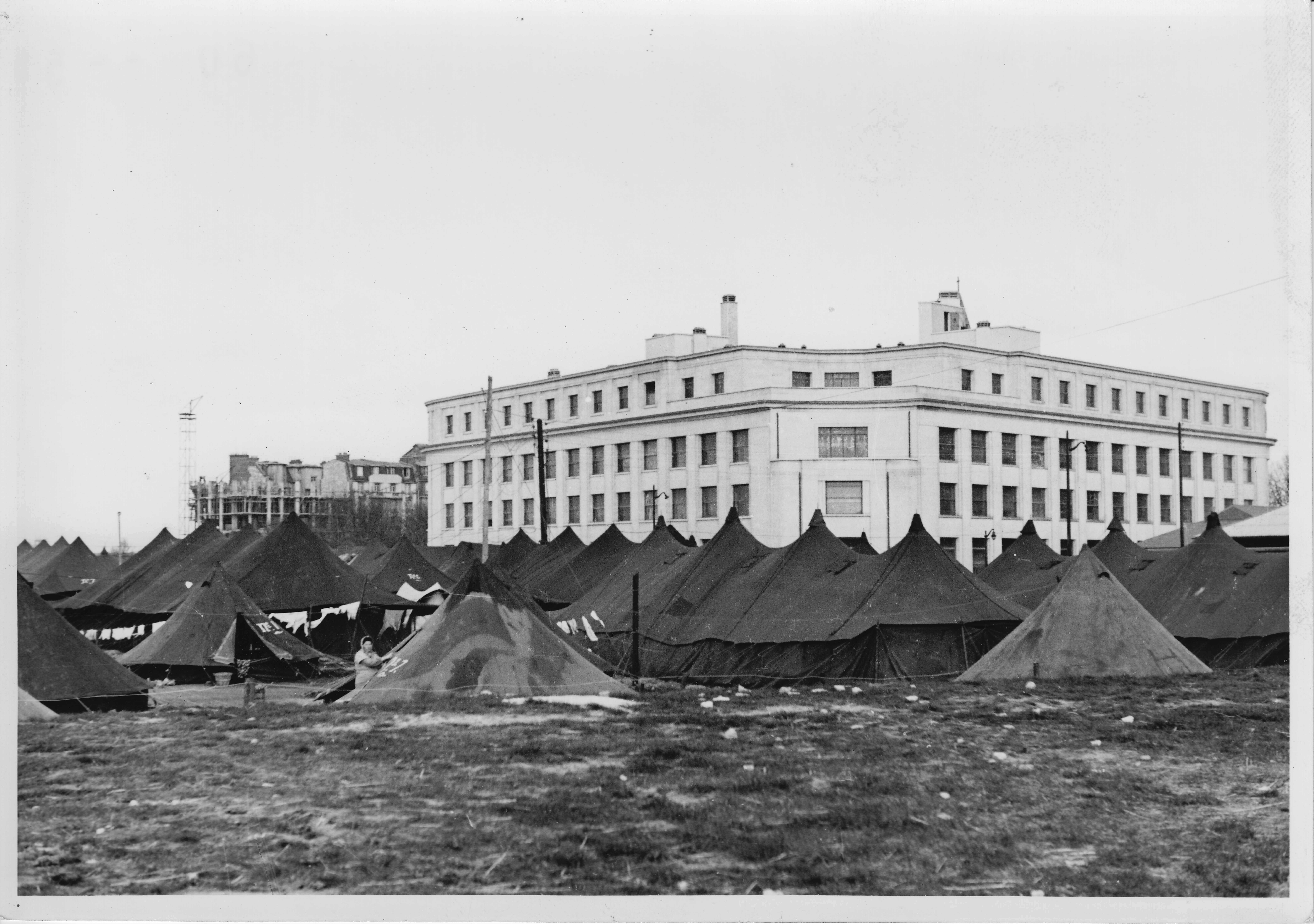 Installation de tentes Porte de Vanves à Paris, février 1954. ©Emmaüs International