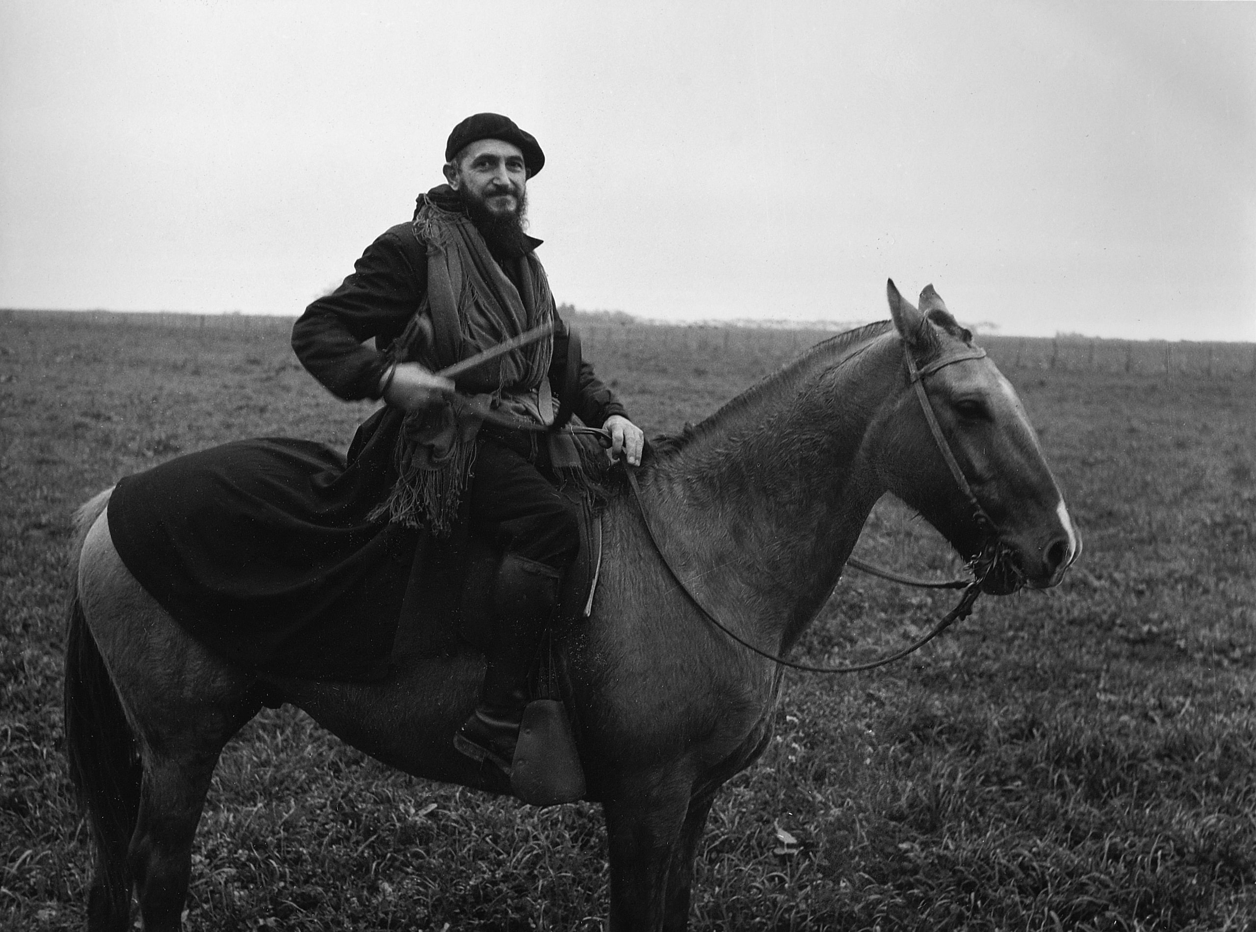 L’abbé Pierre en Argentine, 1959. ©Roger Dick