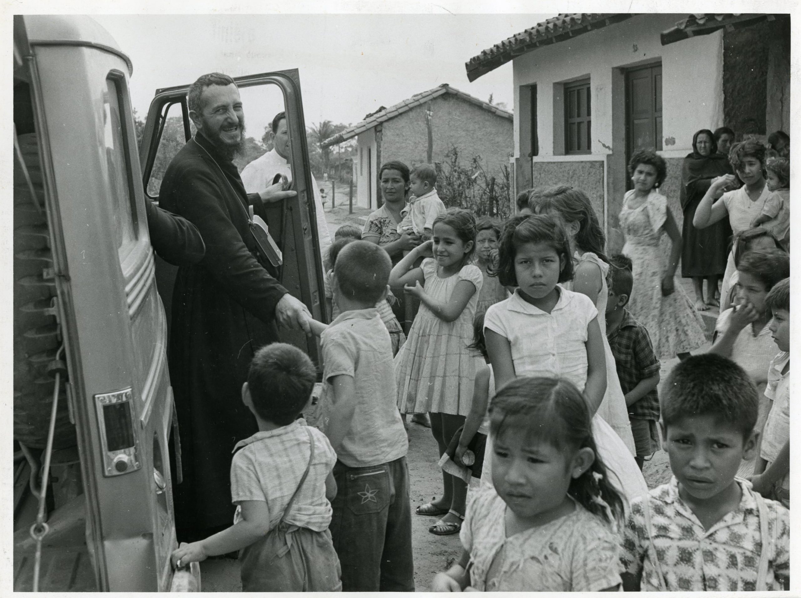 L’abbé Pierre à Santa Cruz (Bolivie), juillet 1959. ©Emmaüs International