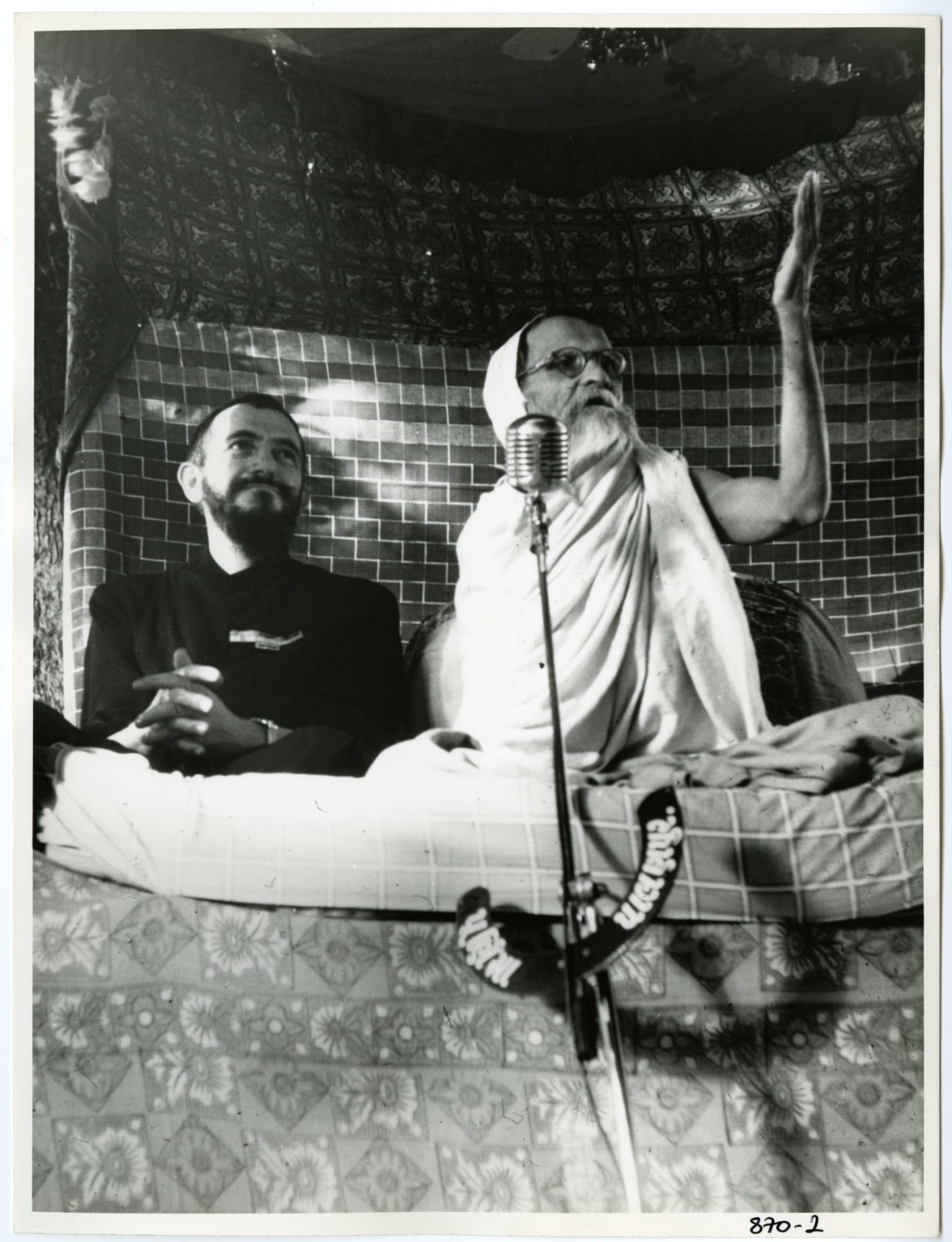 L’abbé Pierre avec Vinoba Bhave, disciple de Gandhi, en Inde, lors d’un meeting, [1-9] janvier 1959. ©Emmaüs International