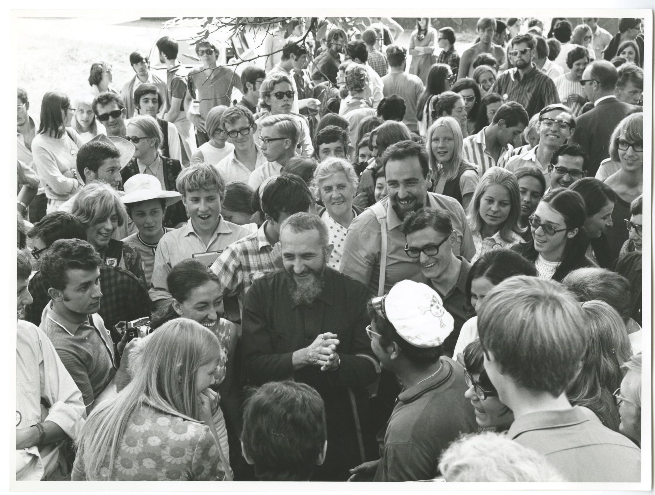 L’abbé Pierre lors des camps de jeunes Emmaüs au Danemark, 1969. ©Emmaüs International