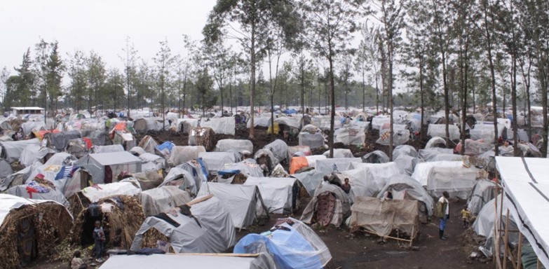 Site des d’accueil de personnes déplacées de BULENGO à 5 Km de la ville de Goma où Emmaüs CAJED dispose d’un point d’écoute et d’orientation. Crédit Emmaüs CAJED 