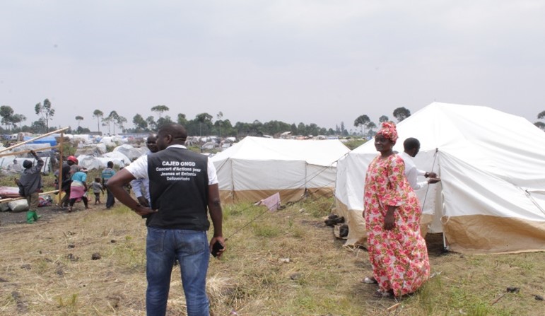 Arriba, emplazamiento para la acogida de personas desplazadas de BULENGO, a 5km de la ciudad de Goma, donde Emaús CAJED dispone de un centro de escucha y orientación. Créditos Emaús CAJED
